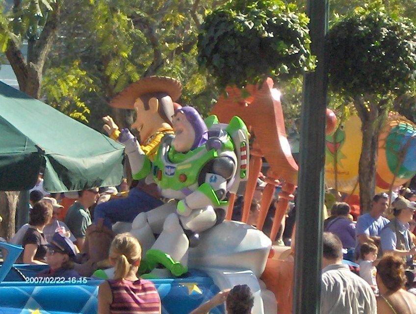 Bonecos de Woody e Buzz Lightyear em cima de carro alegórico durante parada Disney Stars and Motor Cars no Disney-MGM Studios