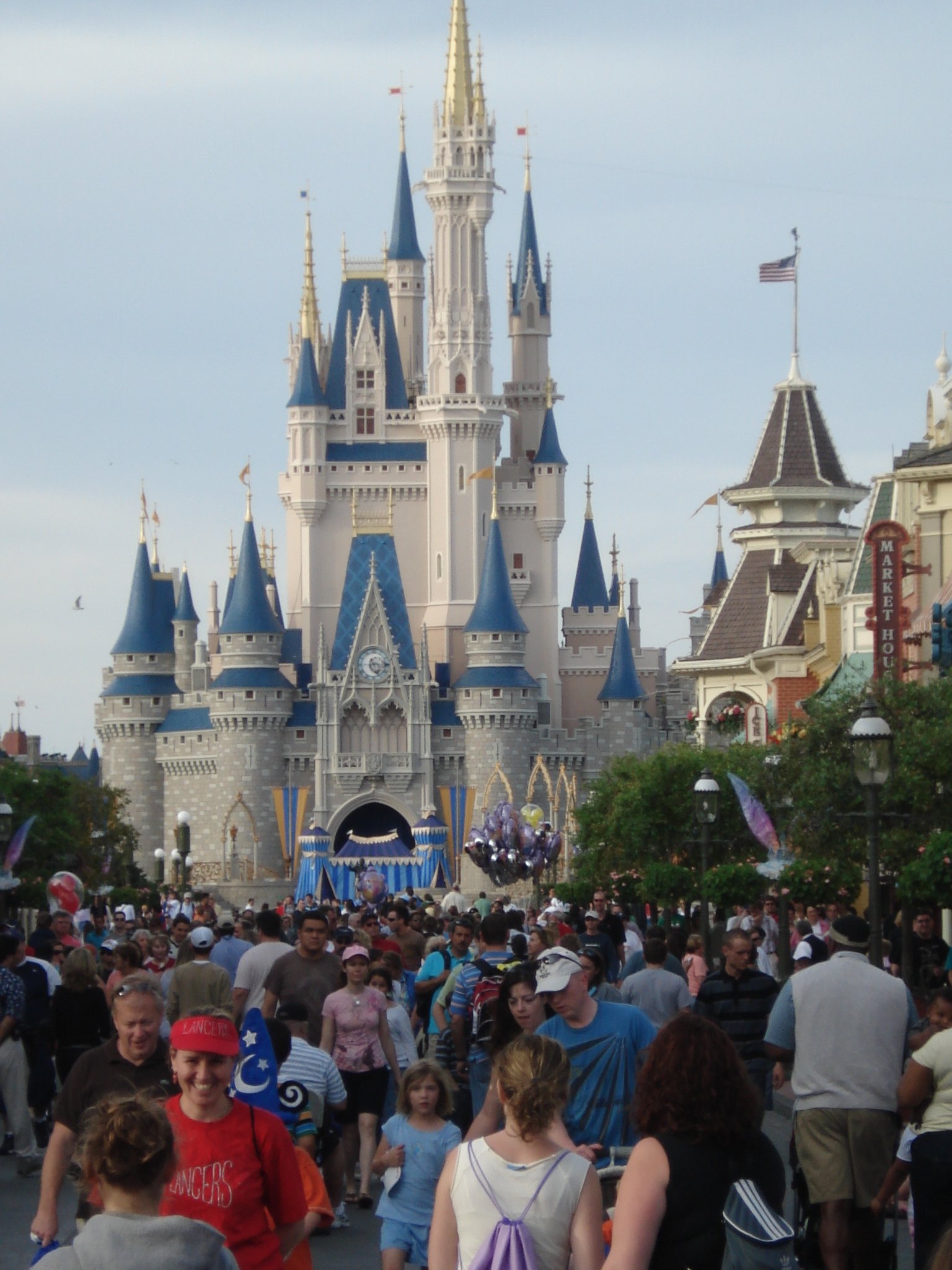 Castelo da Cinderela visto do fim da Main Street em fevereiro de 2007 com multidão de visitantes em primeiro plano e paleta de cores mais fria