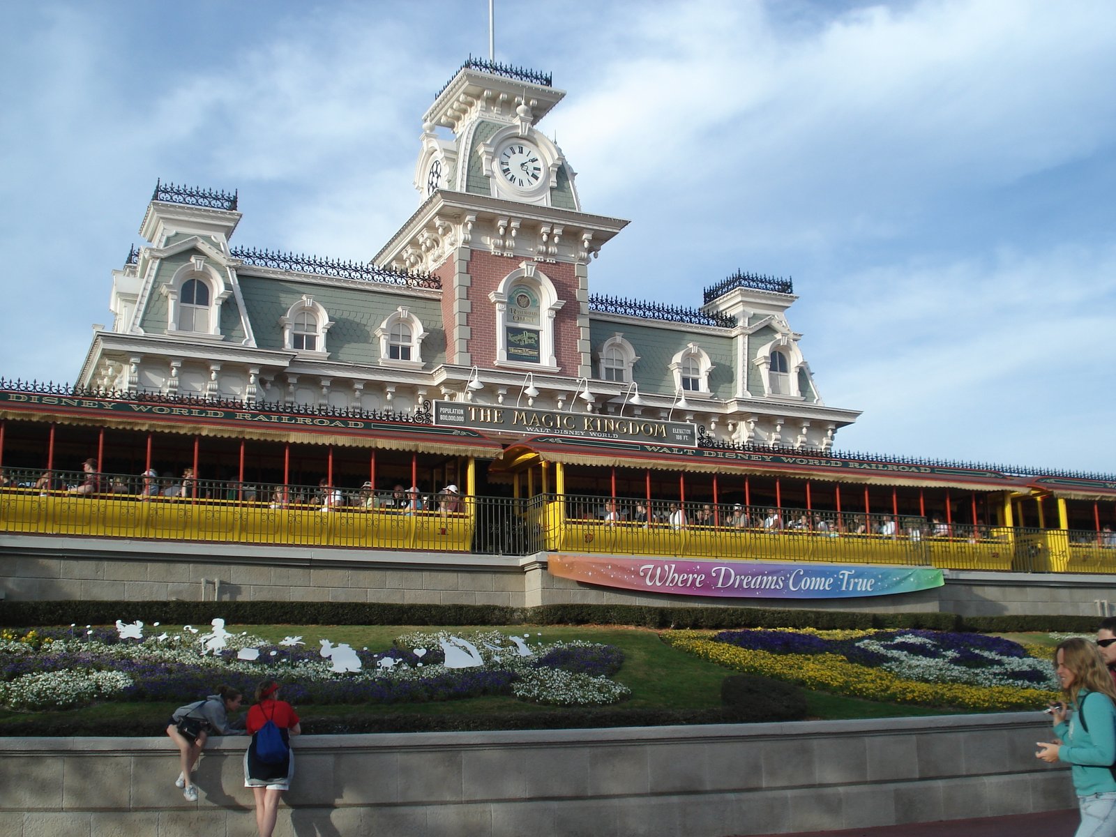 Estação do trem da Main Street no Magic Kingdom em 2007 com faixa colorida escrita Where Dreams Come True