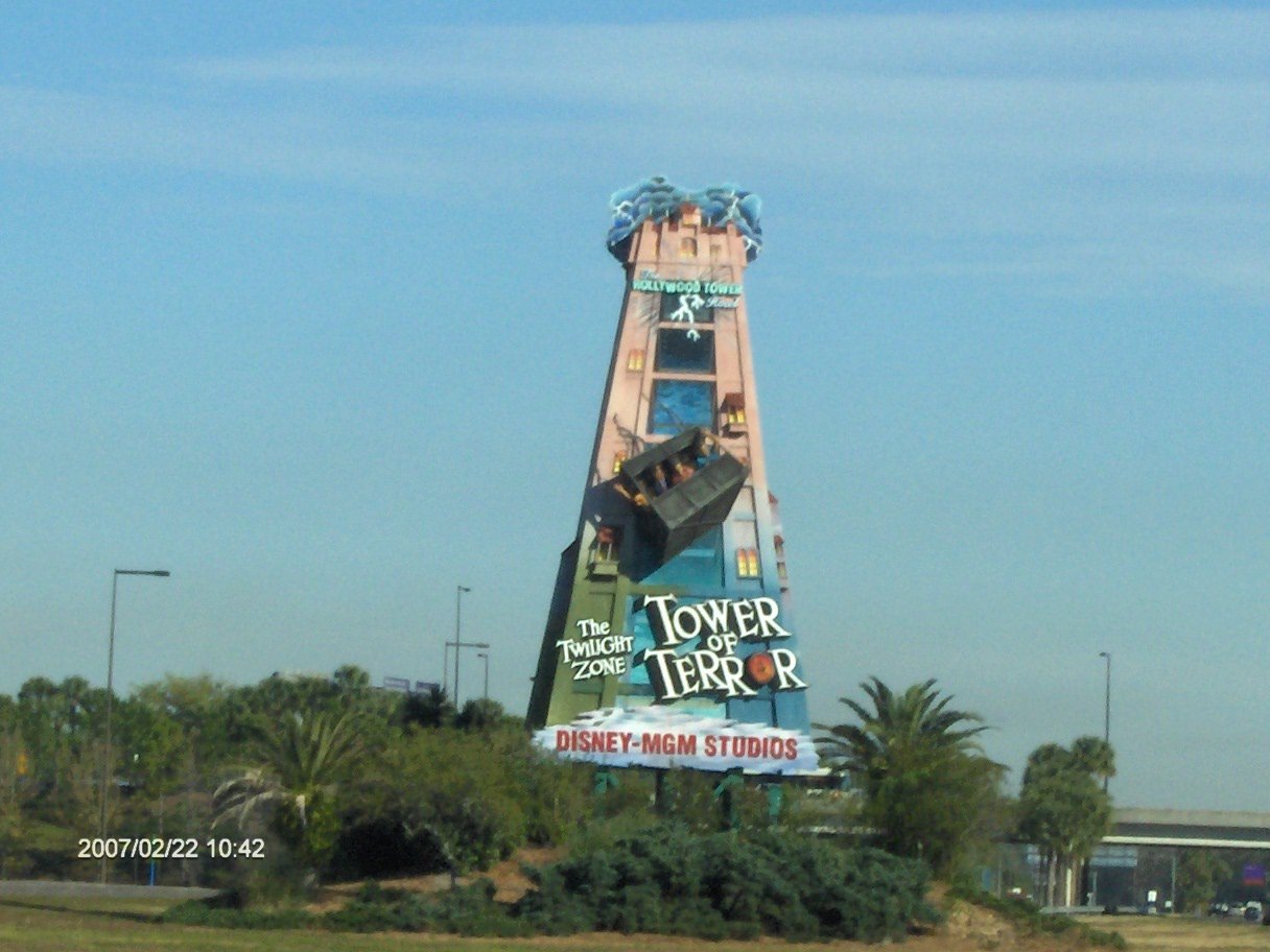 Marcador rodoviário da Tower of Terror em formato do prédio do Hollywood Tower Hotel com a inscrição Disney-MGM Studios na base