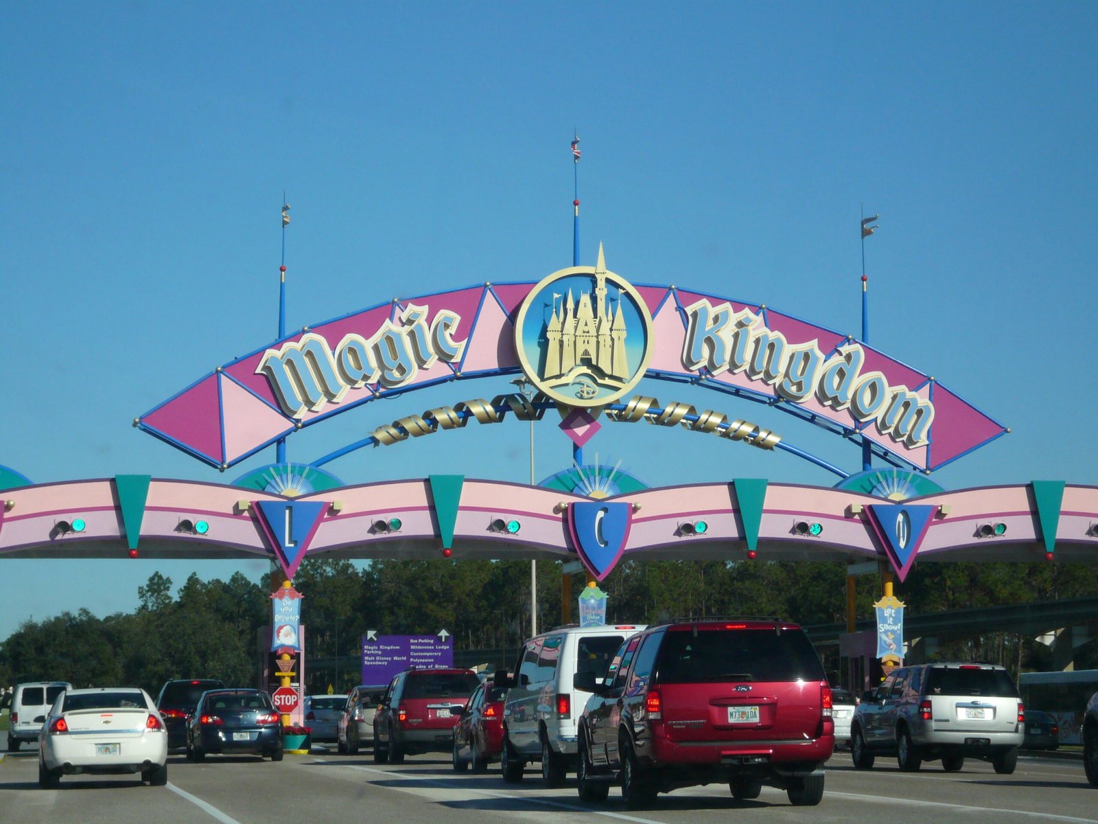 Portal de entrada do estacionamento do Magic Kingdom em 2008 pintado em rosa, roxo e turquesa