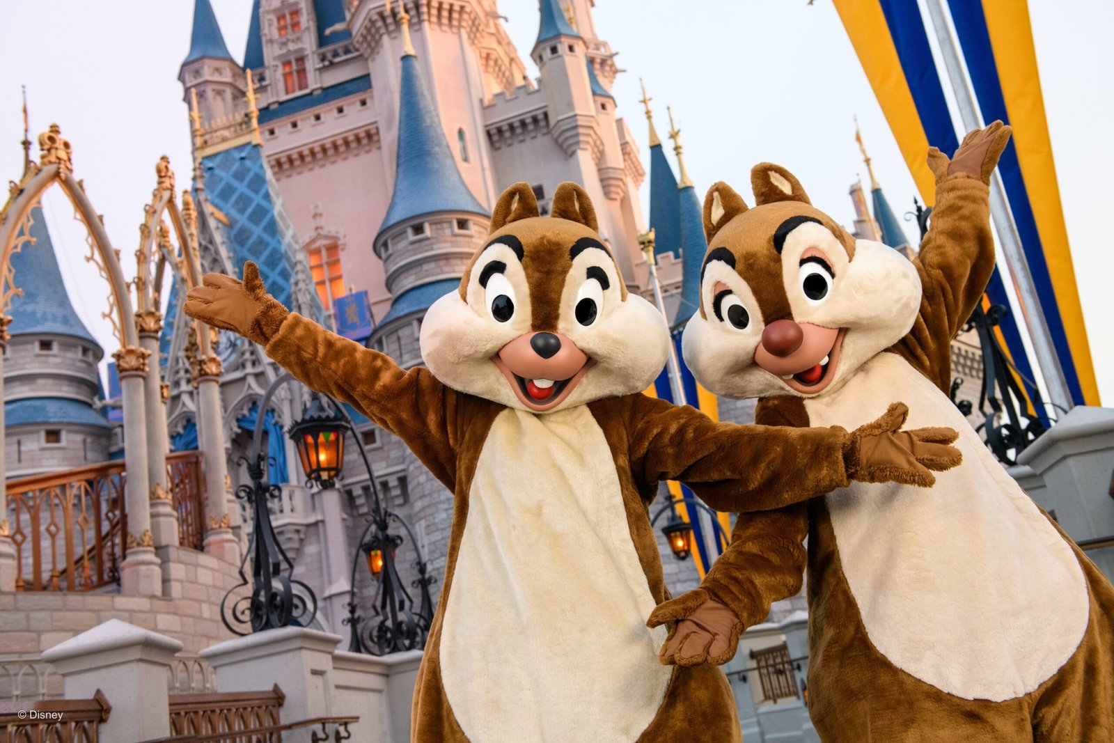 Castelo da Cinderela com Tico e Teco no Magic Kingdom