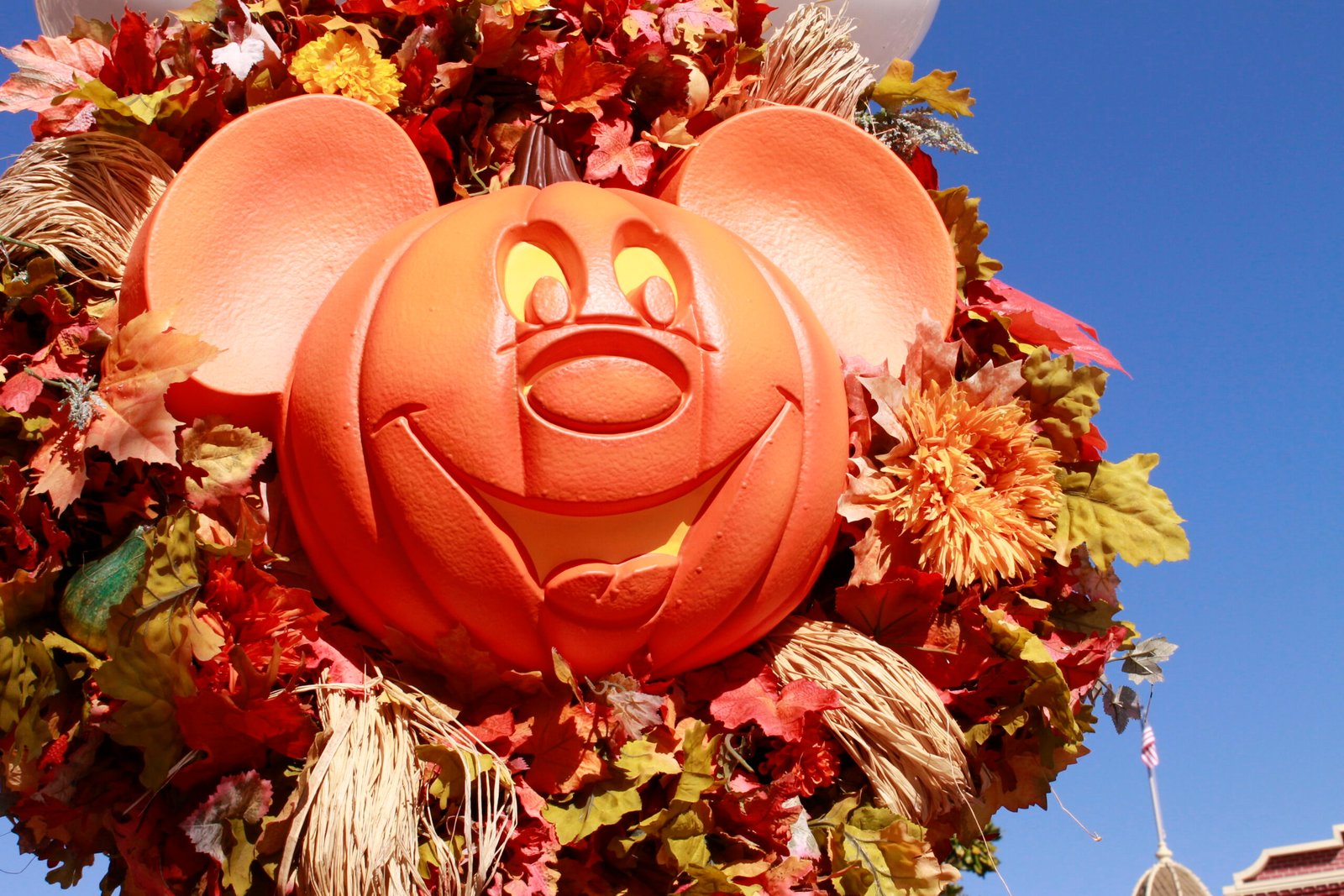 Enfeite de abóbora com o rosto do Mickey cercado de folhas de outono no Magic Kingdom, em 2014.