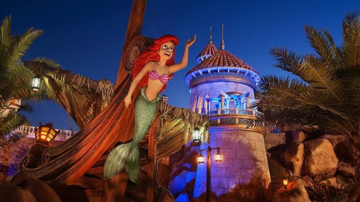 Área de Under the Sea — Journey of The Little Mermaid iluminada à noite na Fantasyland do Magic Kingdom