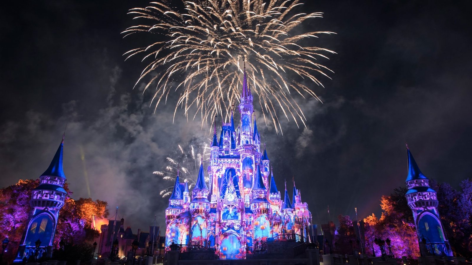 Fogos sobre o Castelo da Cinderela iluminado à noite no Magic Kingdom