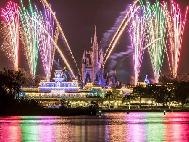 Fogos noturnos sobre o Castelo da Cinderela no Magic Kingdom