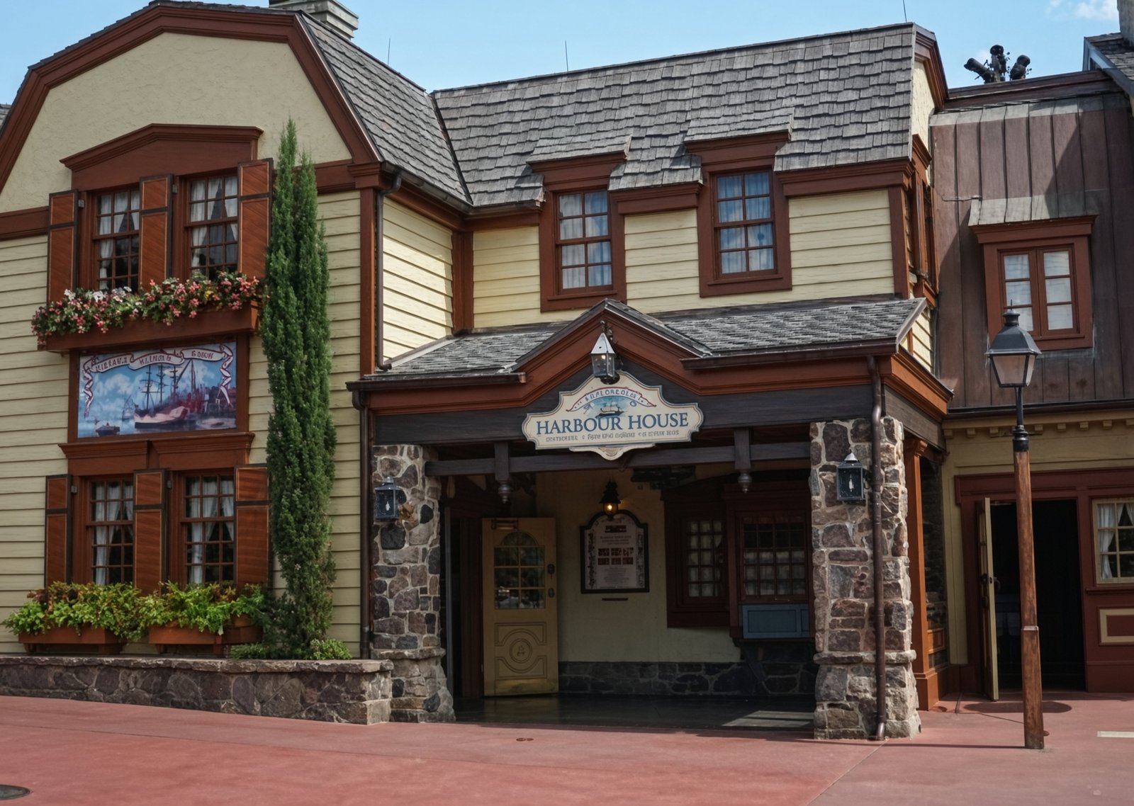 Fachada em estilo colonial do Columbia Harbour House no Magic Kingdom, ao lado da Haunted Mansion