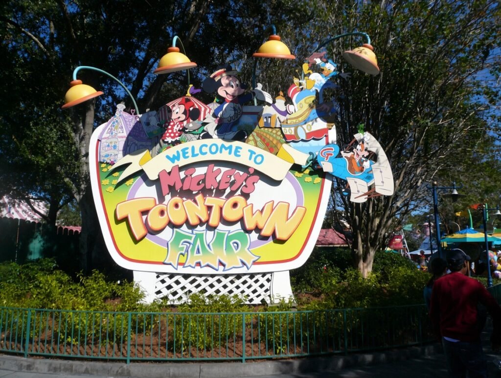 Placa da Mickey's Toontown Fair no Magic Kingdom em 2007, área posteriormente substituída pela Storybook Circus