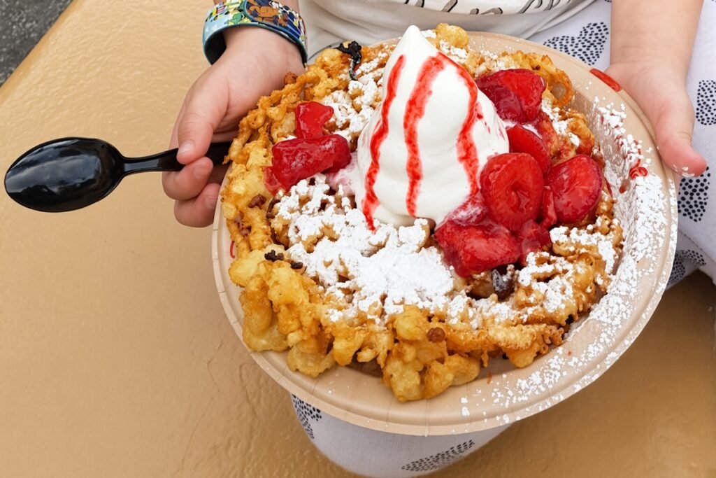 Funnel cake com morangos, sorvete e calda no Magic Kingdom