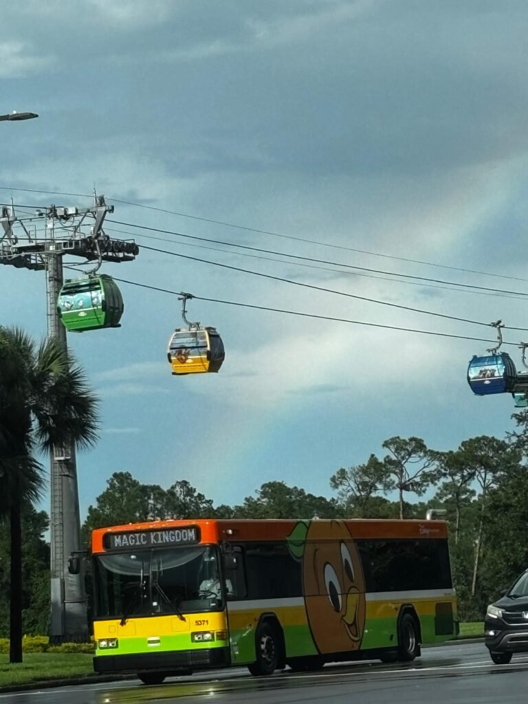 Cabines do Disney Skyliner e ônibus temático do Orange Bird, opções de transporte no Walt Disney World