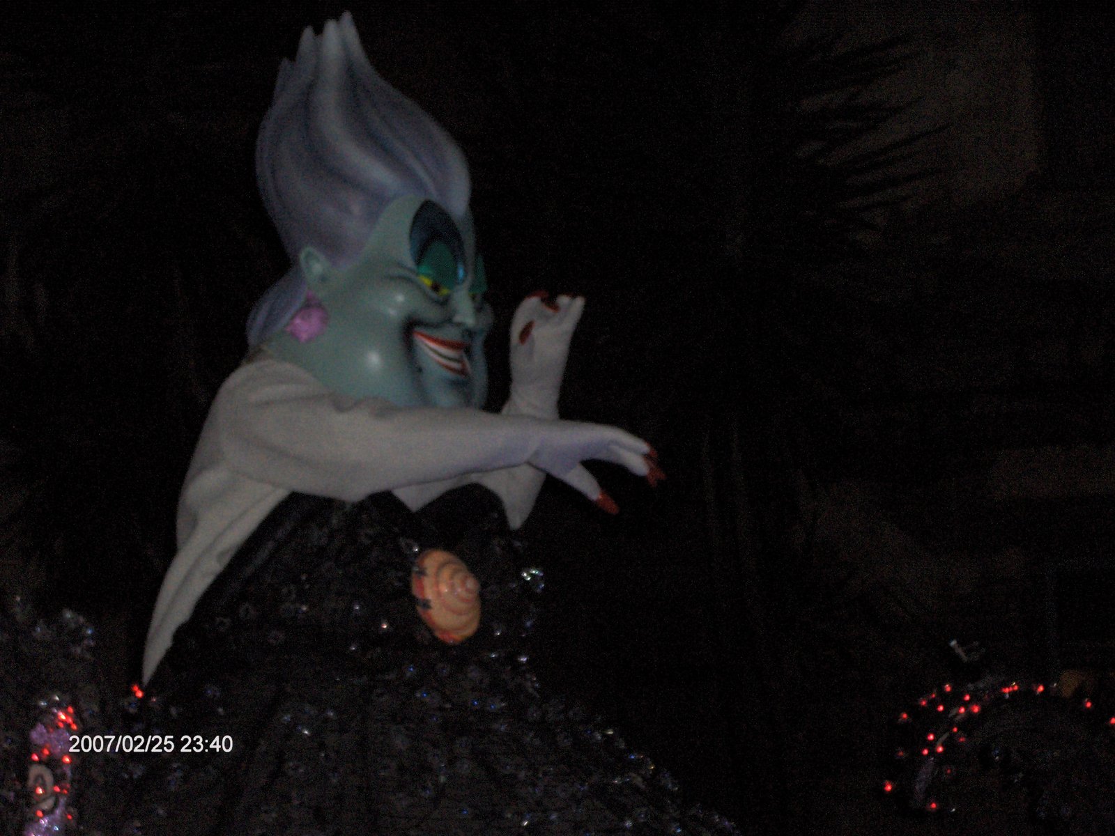 Escultura da personagem Ursula, com pele verde-azulada e cabelos brancos, em close no SpectroMagic