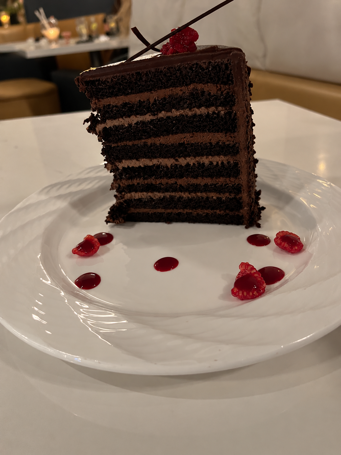 Fatia do bolo de chocolate de 15 camadas do Steakhouse 71.