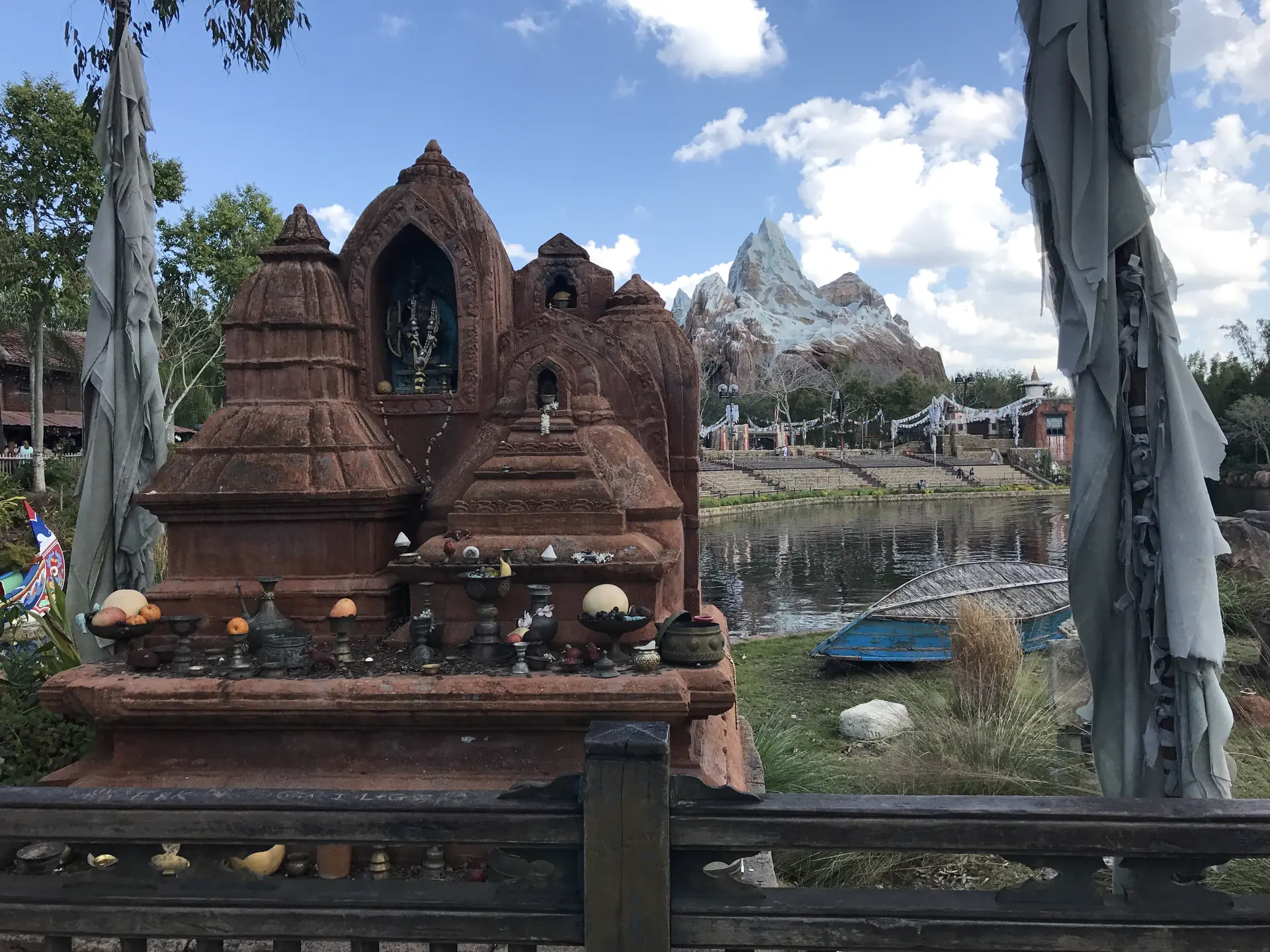 Templo asiático com a Expedition Everest ao fundo no Animal Kingdom