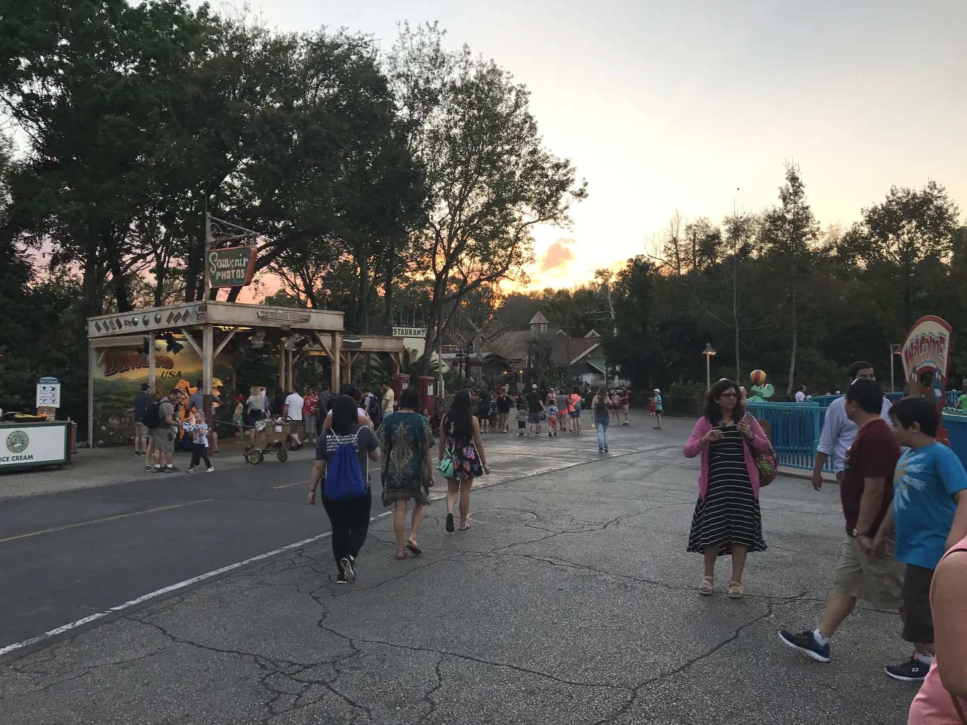 Entrada da antiga DinoLand USA no Animal Kingdom ao entardecer