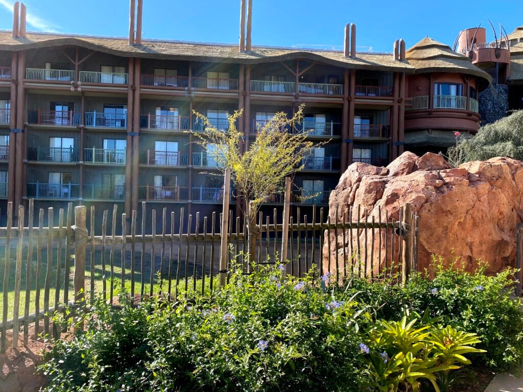 Fachada externa do Disney's Animal Kingdom Lodge, resort categoria Deluxe com estacionamento gratuito para hóspedes