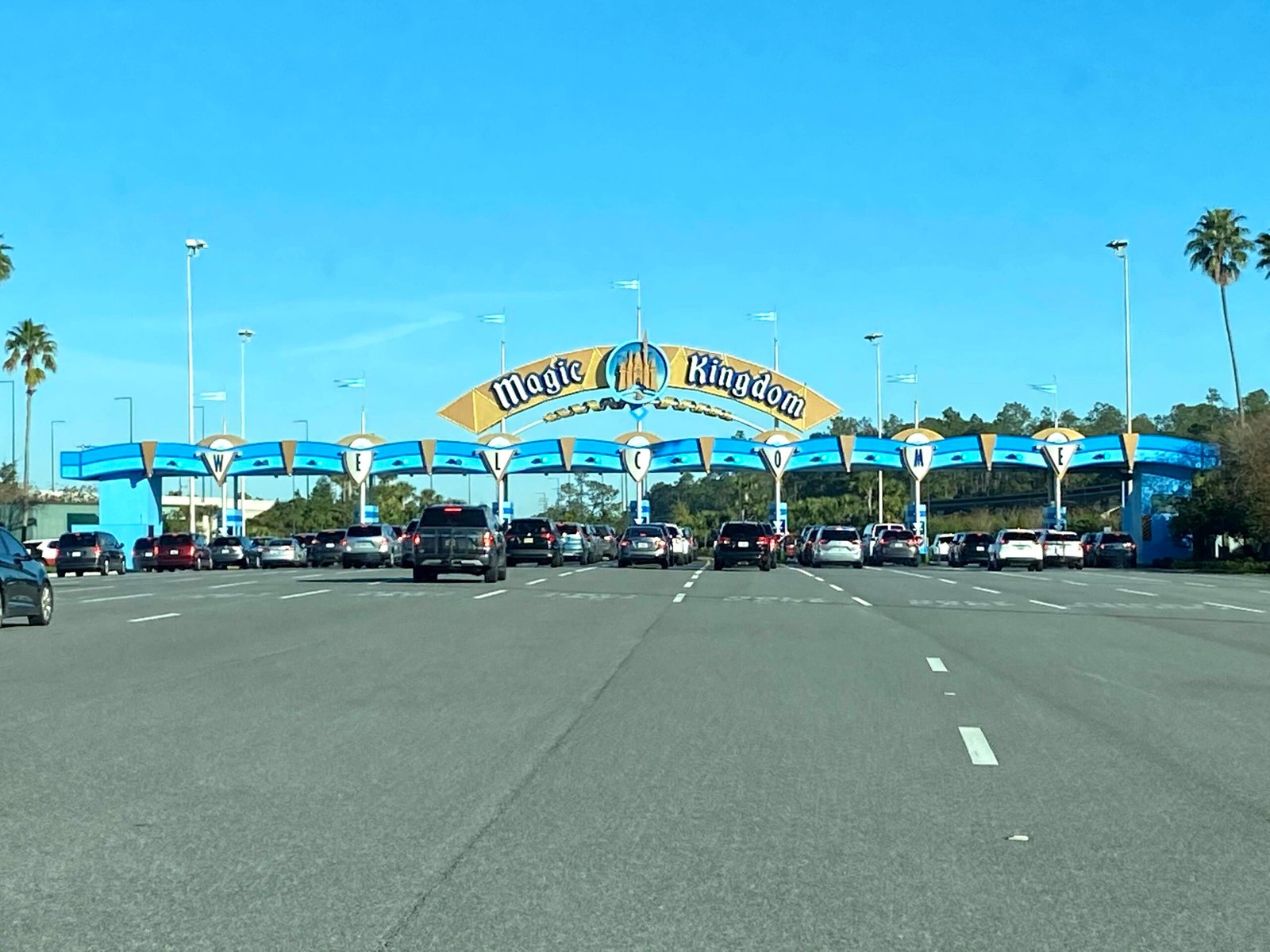 Pórtico de entrada do estacionamento de um parque da Disney, onde o brasileiro perde dinheiro sem perceber