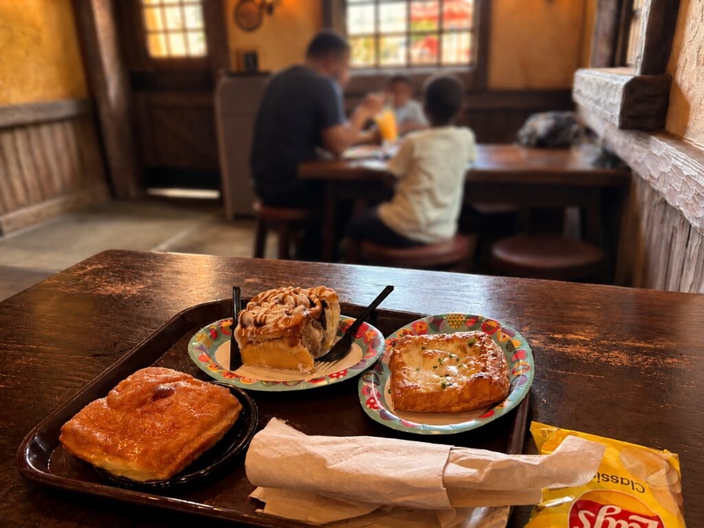 Cinnamon roll e hand pies na Gaston's Tavern do Magic Kingdom, exemplos de snacks e refeições rápidas da Disney