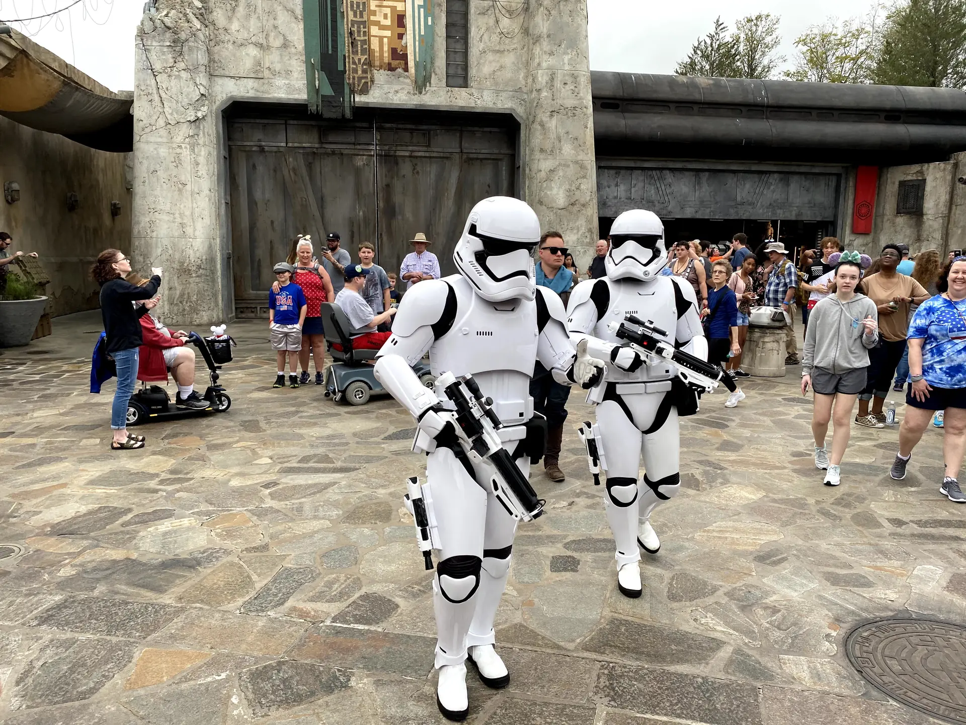 Stormtroopers em Star Wars: Galaxy's Edge, no Hollywood Studios