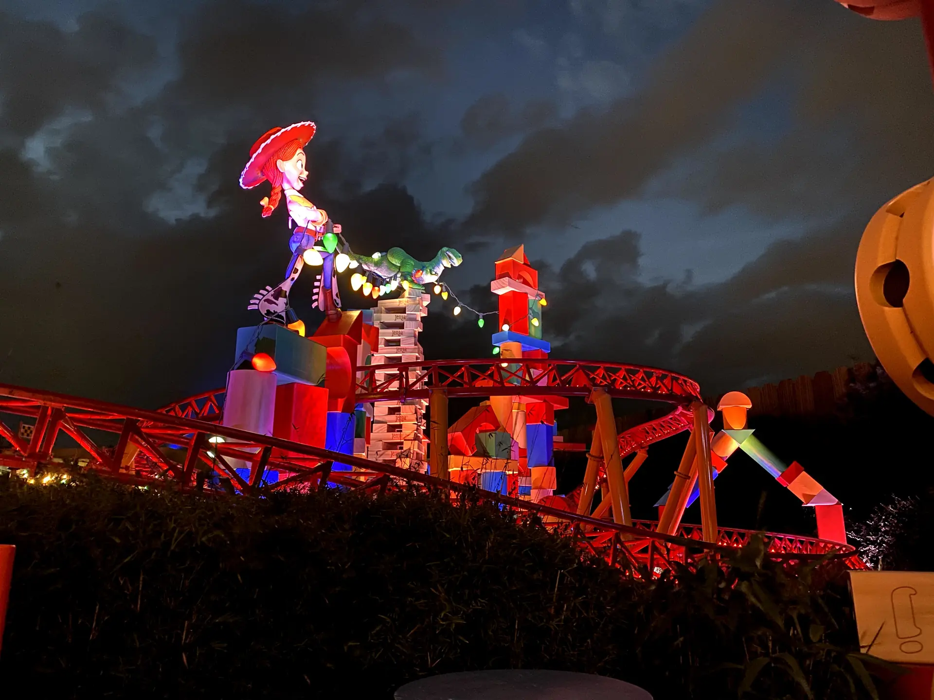 Trilhos iluminados do Slinky Dog Dash à noite no Hollywood Studios
