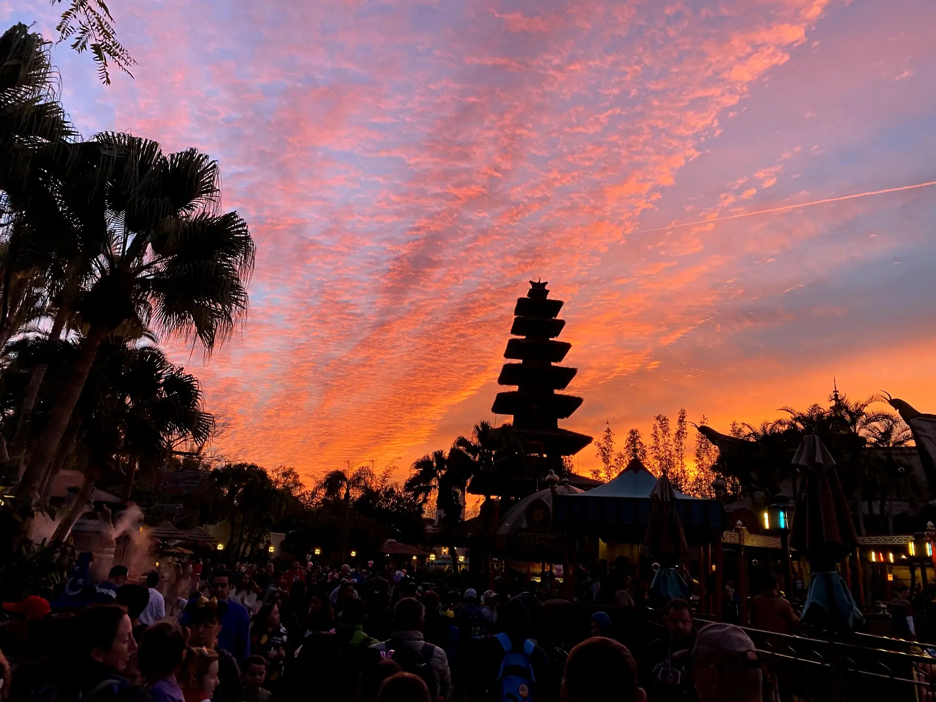 Adventureland ao entardecer no Magic Kingdom.