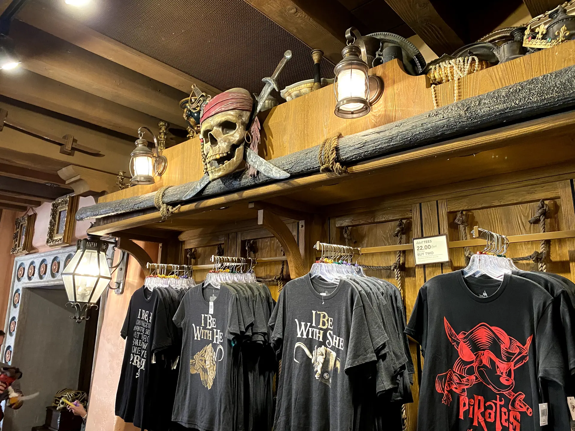 Camisetas e lembranças na loja de Pirates of the Caribbean