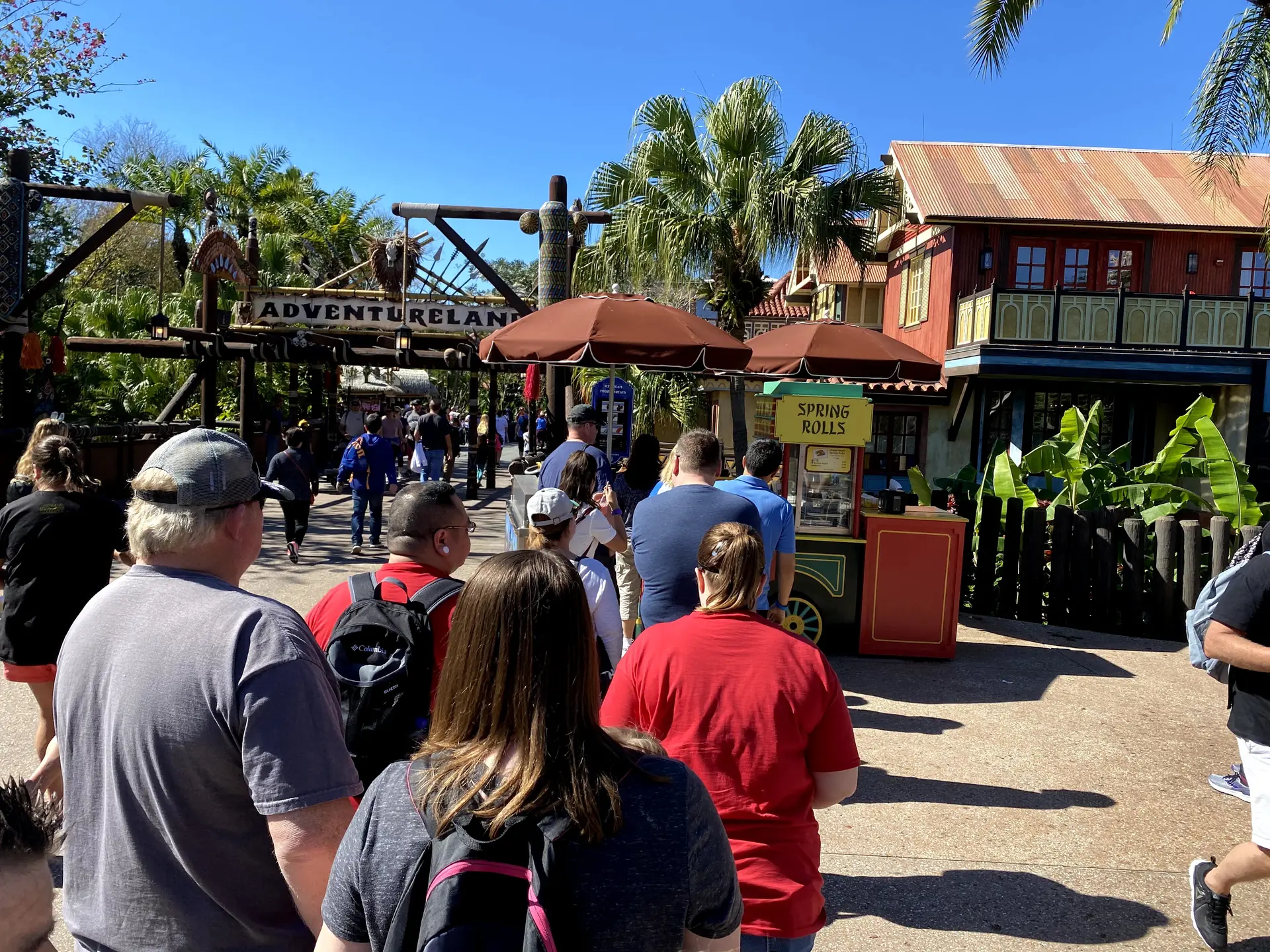 Carrinho de spring rolls na entrada de Adventureland