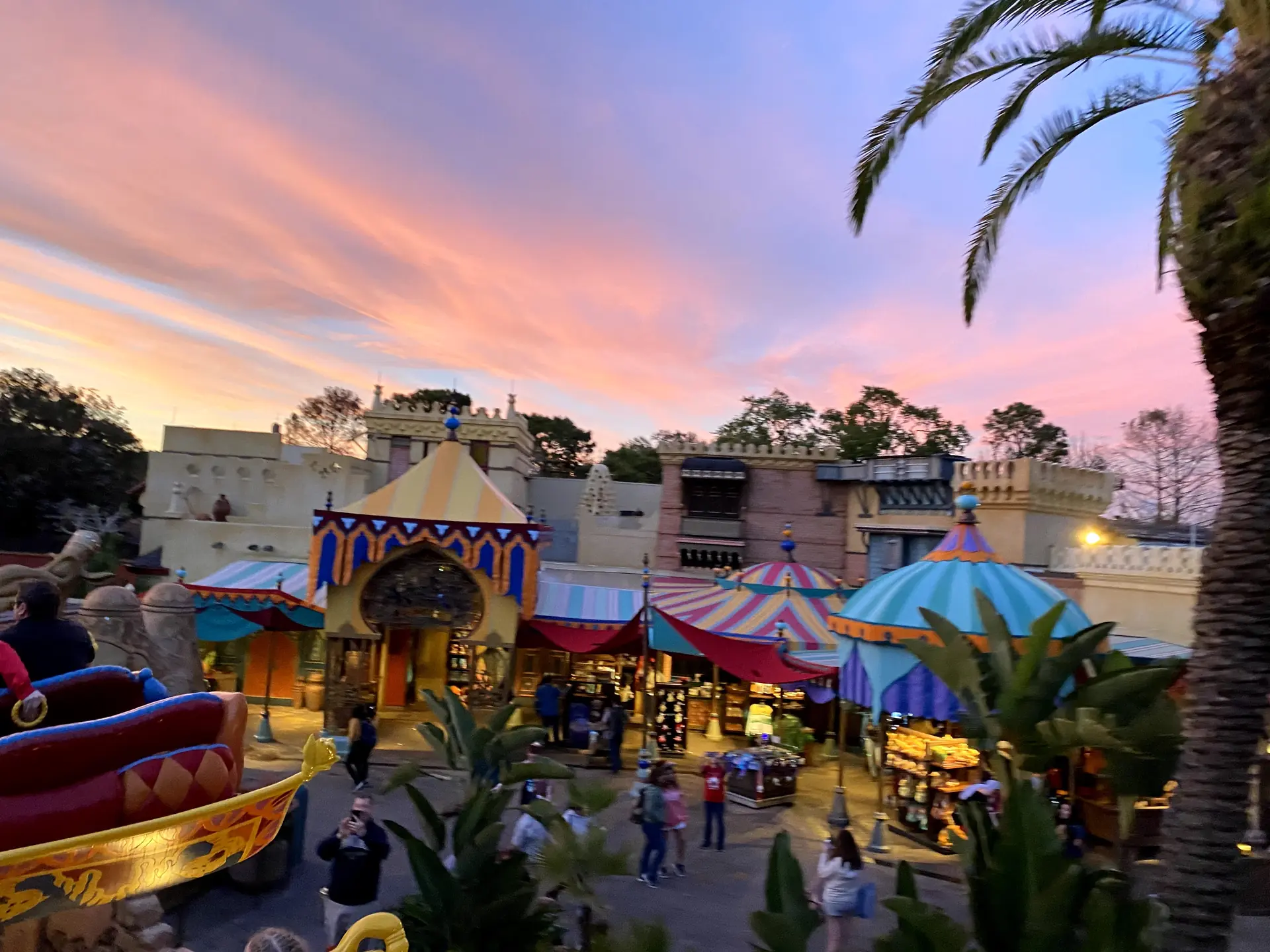 Storybook Circus ao pôr do sol, na Fantasyland do Magic Kingdom