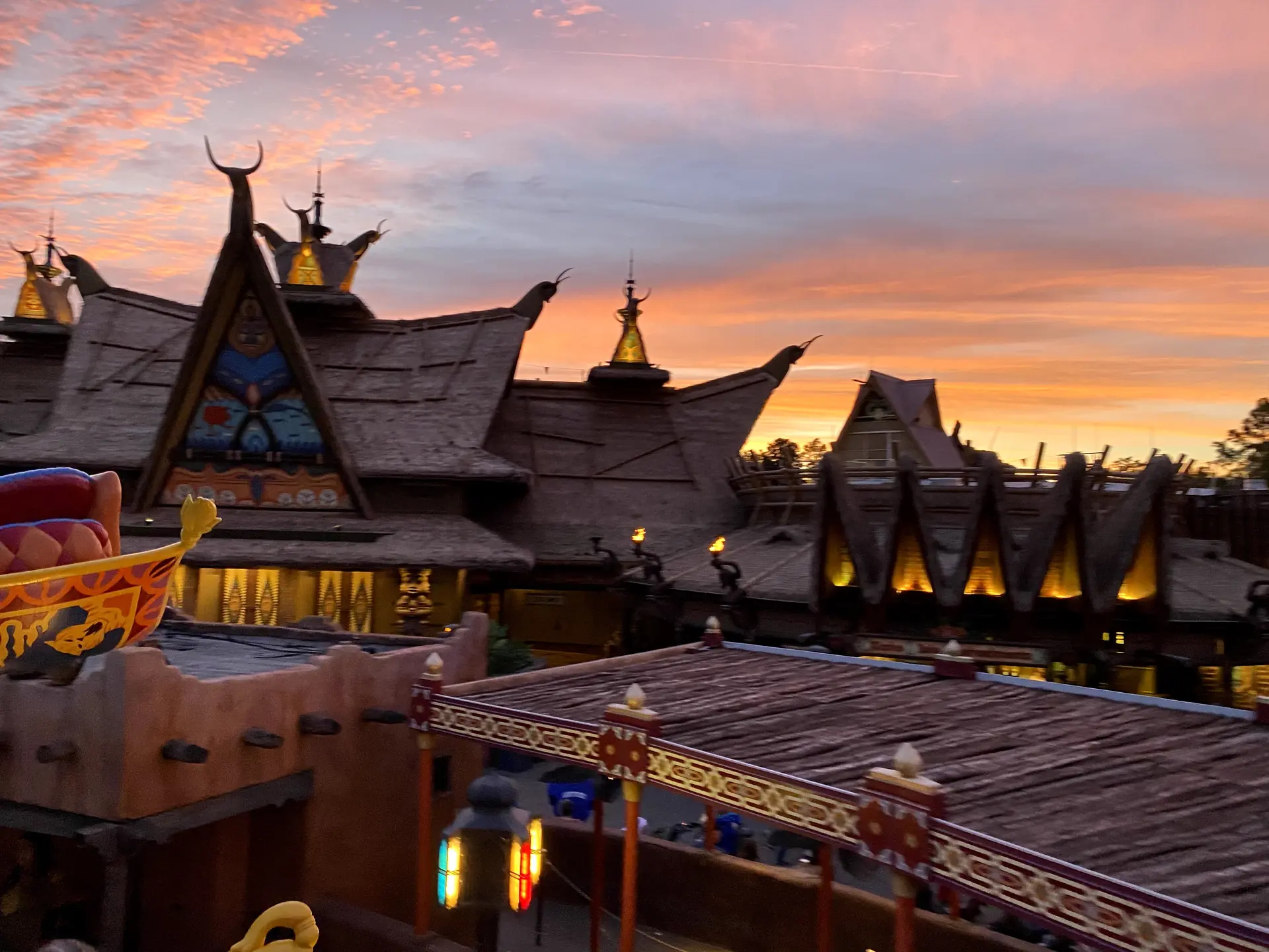 Área da Fantasyland no Magic Kingdom ao entardecer