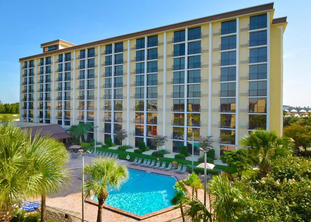 Fachada do Rosen Inn, exemplo de hotel na International Drive de Orlando fora do complexo da Disney