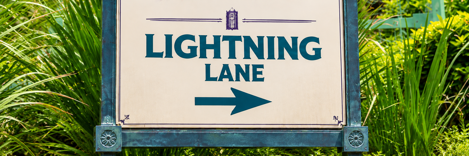 Indicação Lightning Lane com seta para a direita na placa da Tower of Terror