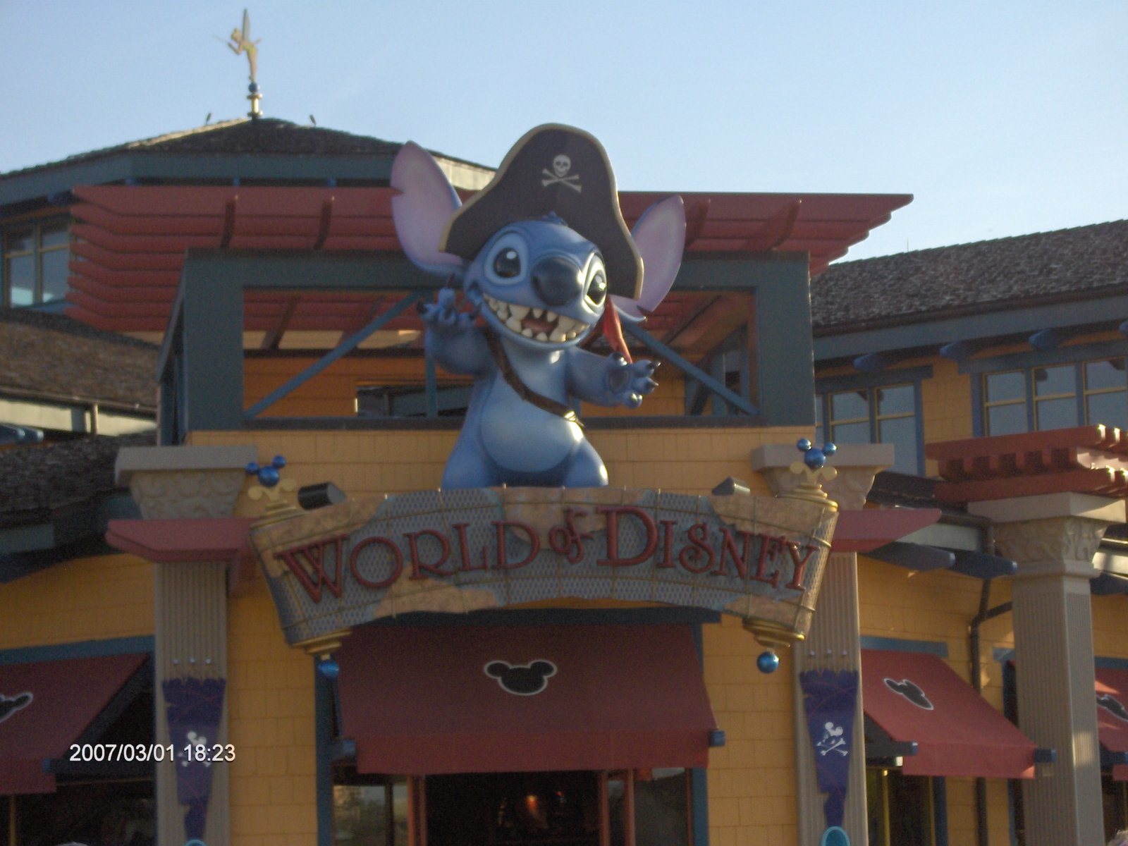 Fachada da loja World of Disney na Downtown Disney com escultura grande do Stitch vestido de pirata sobre a entrada