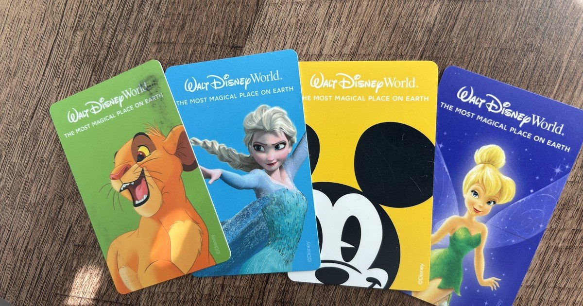 Quatro ingressos antigos do Walt Disney World com personagens da Disney